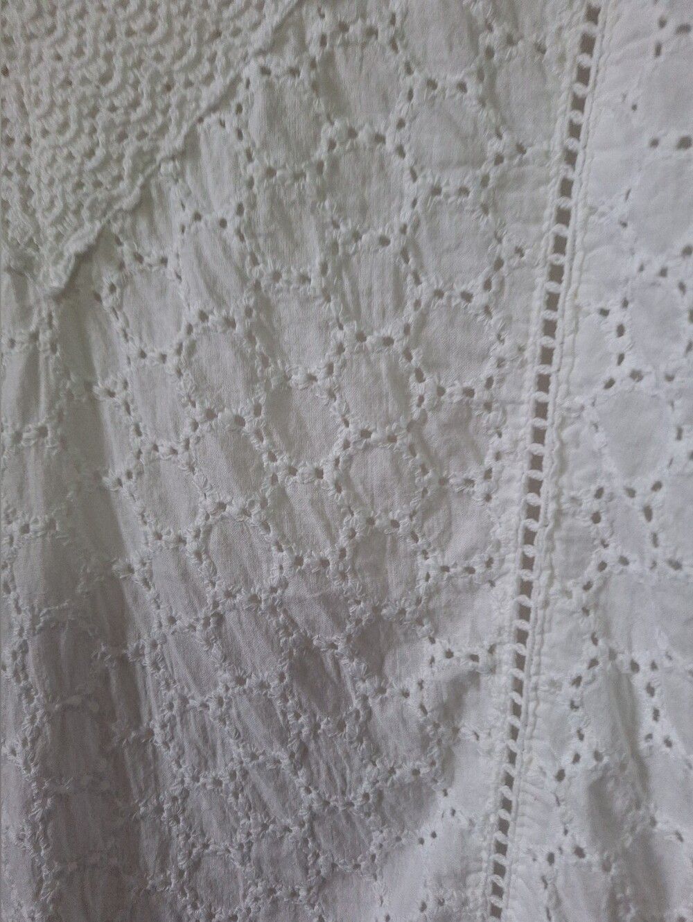 XL White Eyelette Tunic Top V-shaped Front 3/4 InSleeves - Picture 3 of 10